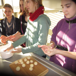 hitoriches-kochen-4 Montessori-Schulzentrum Leipzig - Neuigkeiten - Essen in der Schulzeit